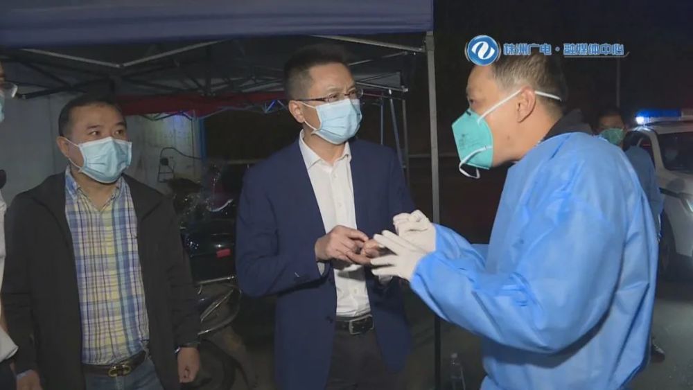 昨晚8点半,在长株高速收费站疫情防控点,工作人员和往常一样,正在对