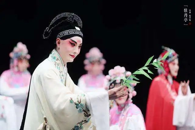 汤显祖《牡丹亭》第十出《惊梦》中的【皂罗袍】一