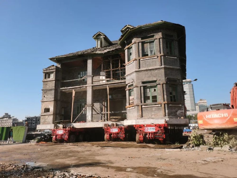 安庆人百年建筑平移175米搬家