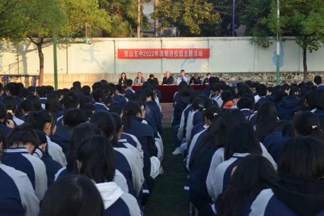 副检察长何家平和检察官张玉蓉为京山市第五高级中学的同学们授课