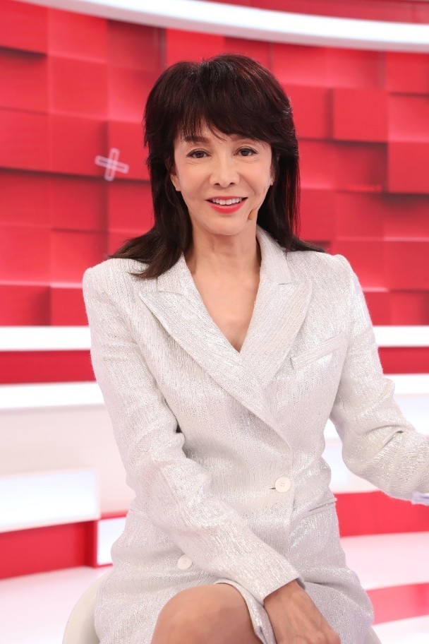 对于郑裕玲这位香港艺人相信不少网友都认识她,她在