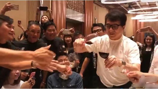 68岁成龙与年轻人聚会多位美女围绕排场大举杯畅饮显豪迈