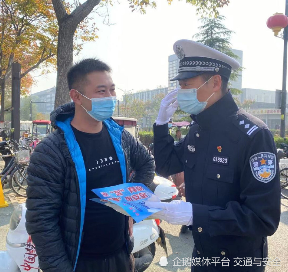 开封市交警一大队携手交通志愿者开展一盔一带文明交通你我共创活动