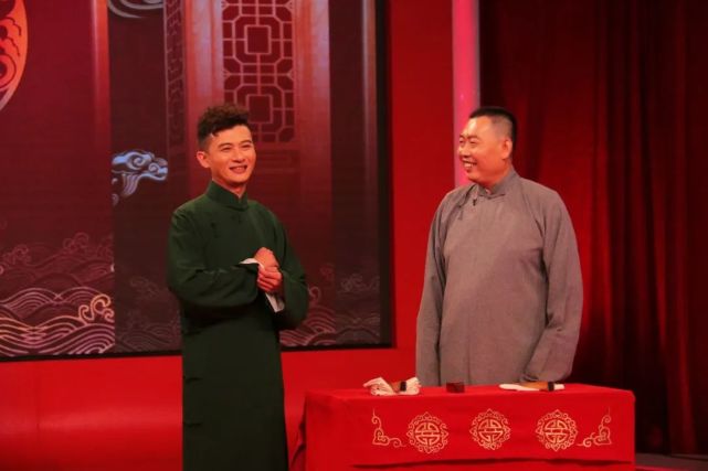 23《相声大会"传统与创新"大碰撞 北京曲艺团的辩论会热烈开场