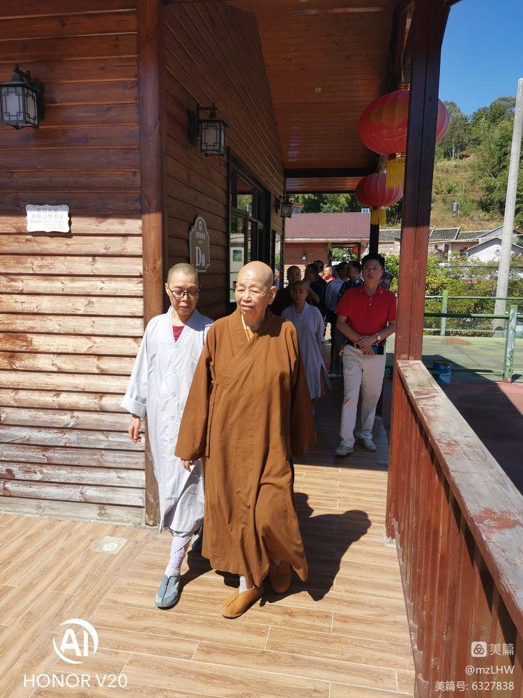 千佛塔寺住持明慧法师一行到兴宁东升村东升寺参观调研