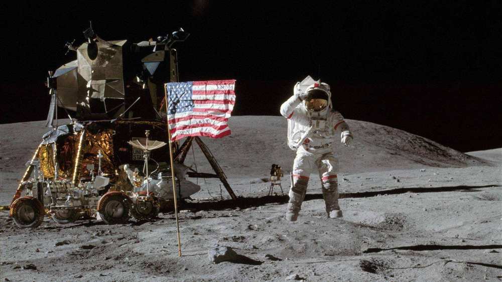 还有阿姆斯特朗留下的那个月面人类首个脚印,也被指出人类在月面行走