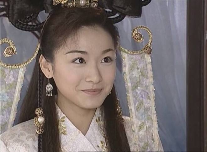 幽若在剧里设定是第一大boss刁蛮任性的女儿,喜欢聂风.