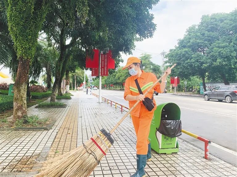 今天一起致敬海南这群城市美容师