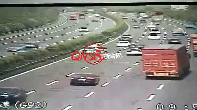 杭甬高速上一小车撞上护栏 司机在车流中求搭车