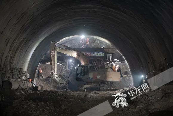 重黔铁路张家山隧道挖掘正在加速推进.