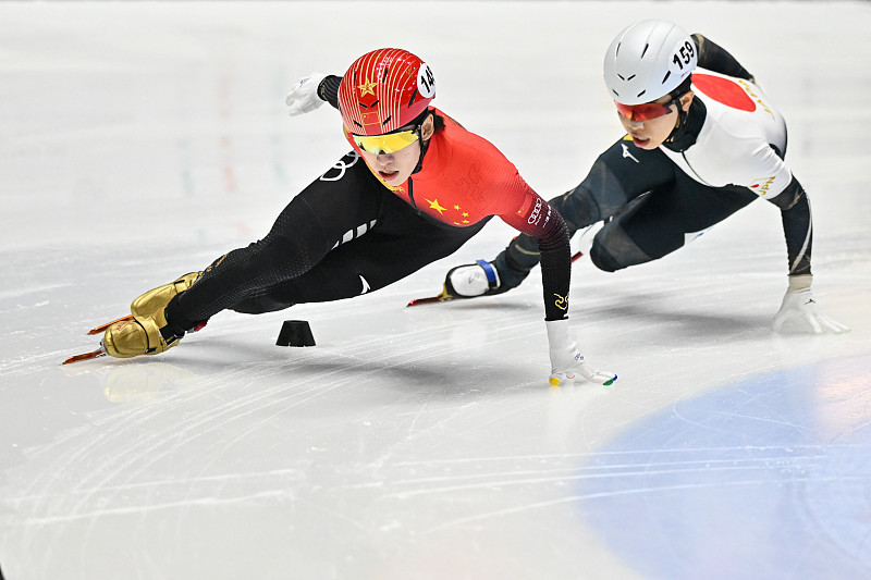 林孝埈代表中国短道速滑队首秀惊艳丝滑超越登上热搜榜首