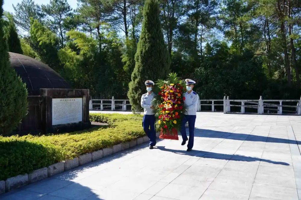 仰望屹立不倒的丰碑走进赤石暴动纪念展馆开展现场学习活动