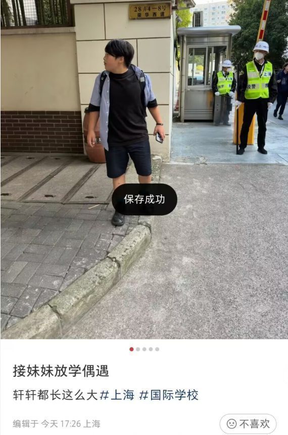 邹市明儿子放学被偶遇11岁轩轩体型圆润与小时候判若两人