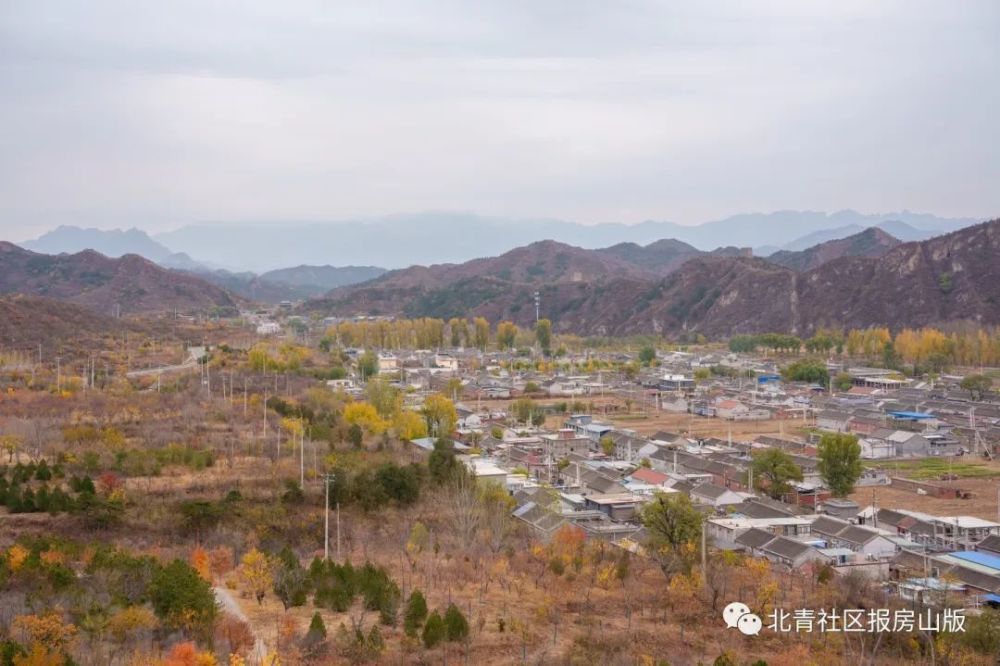 河西村坐落在卧虎山长城脚下,潮河岸边,四面环山,坐北朝南,原名叫柳林