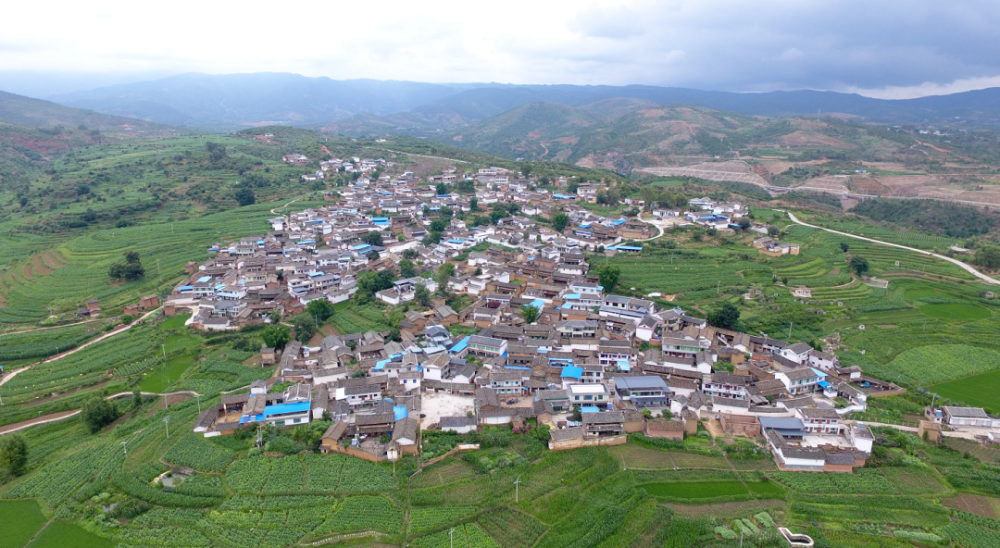 的鲁村,距离永仁县城15公里,距离乡政府所在地9公里,平均海拔1600米