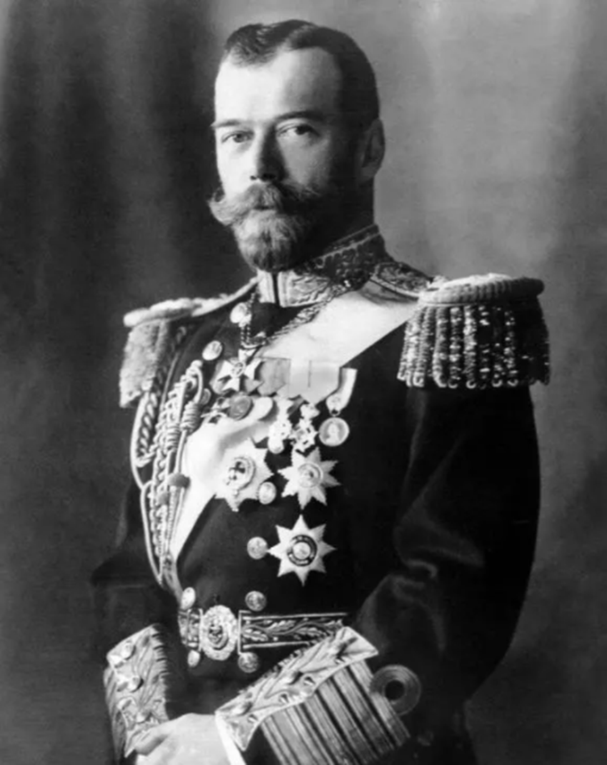 基里尔是沙皇继承人为何他在宫殿挂红旗宣布效忠临时政府