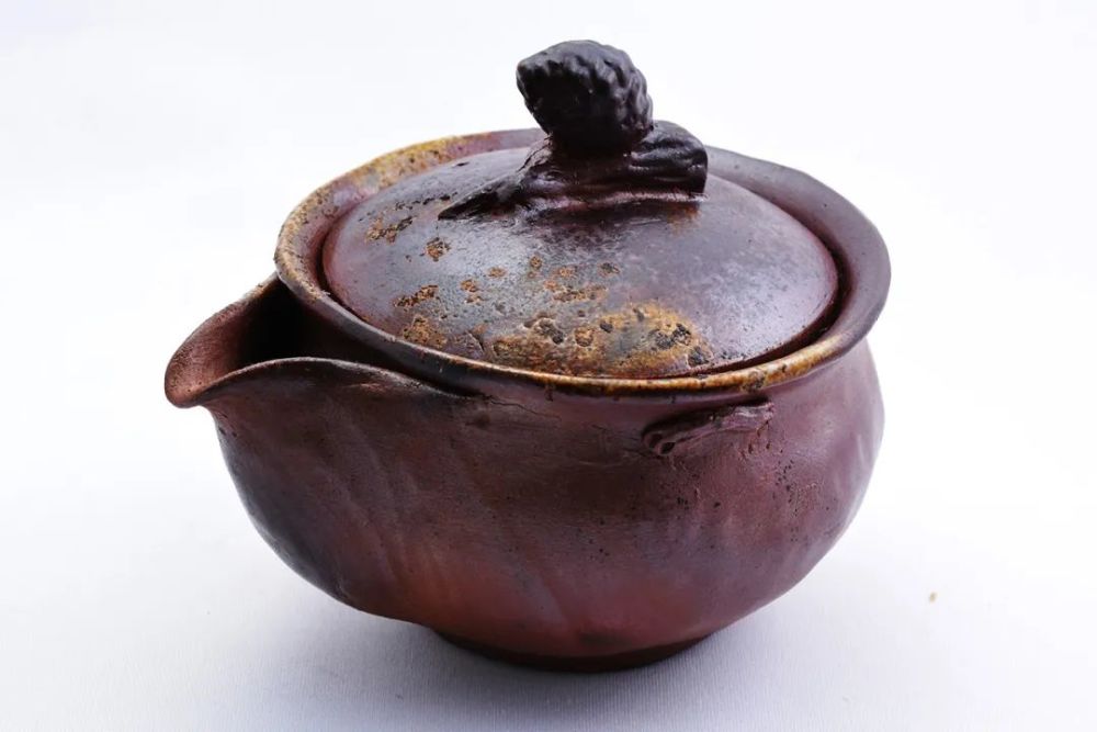 熟悉,锡器也常用来制作茶壶;陶瓷器急需茶壶也是日常生活中最常见的