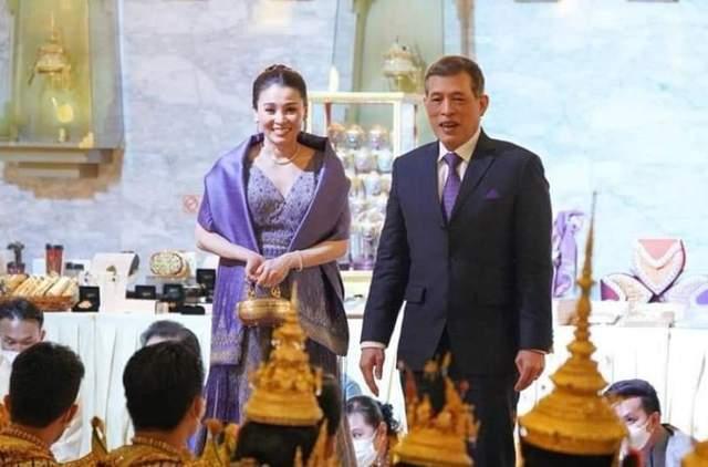 泰国帝后恩爱出镜任命新一届枢密院主席苏提达端坐接受跪拜