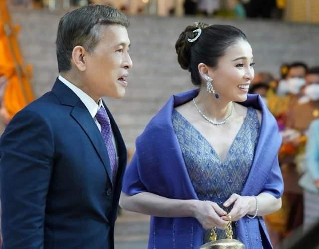 泰国帝后这回恩爱出镜,任命新一届的枢密院主席,苏提达王后端坐接受