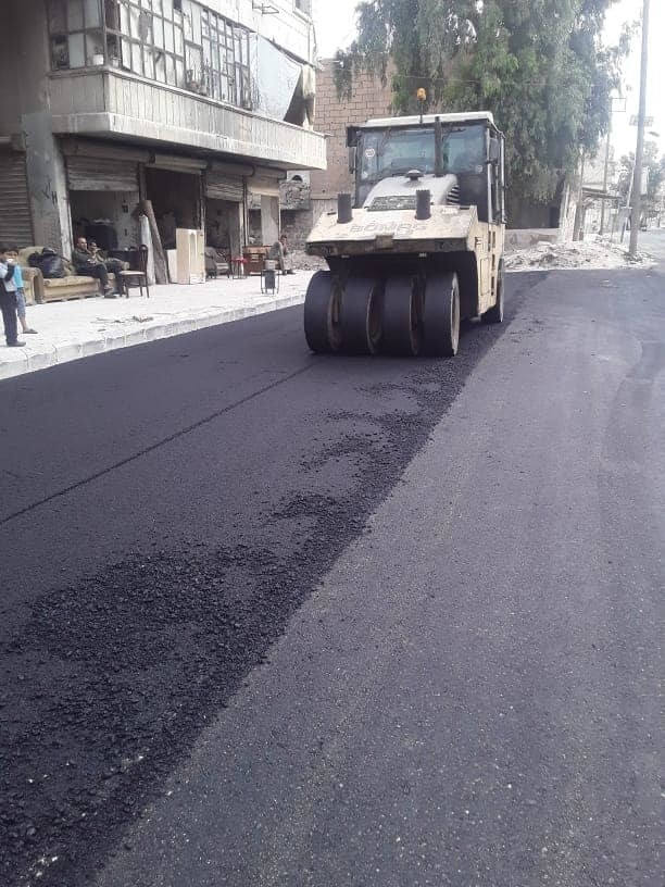 叙利亚北部最大城市阿勒颇的重建工作继续坚持,铺沥青的道路重建工作