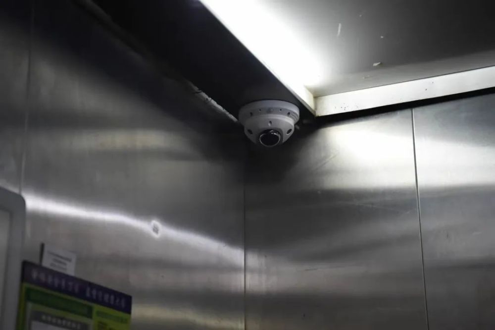 "系统监控到电瓶车进入电梯之后,它会通过服务器把报警的信号传送到
