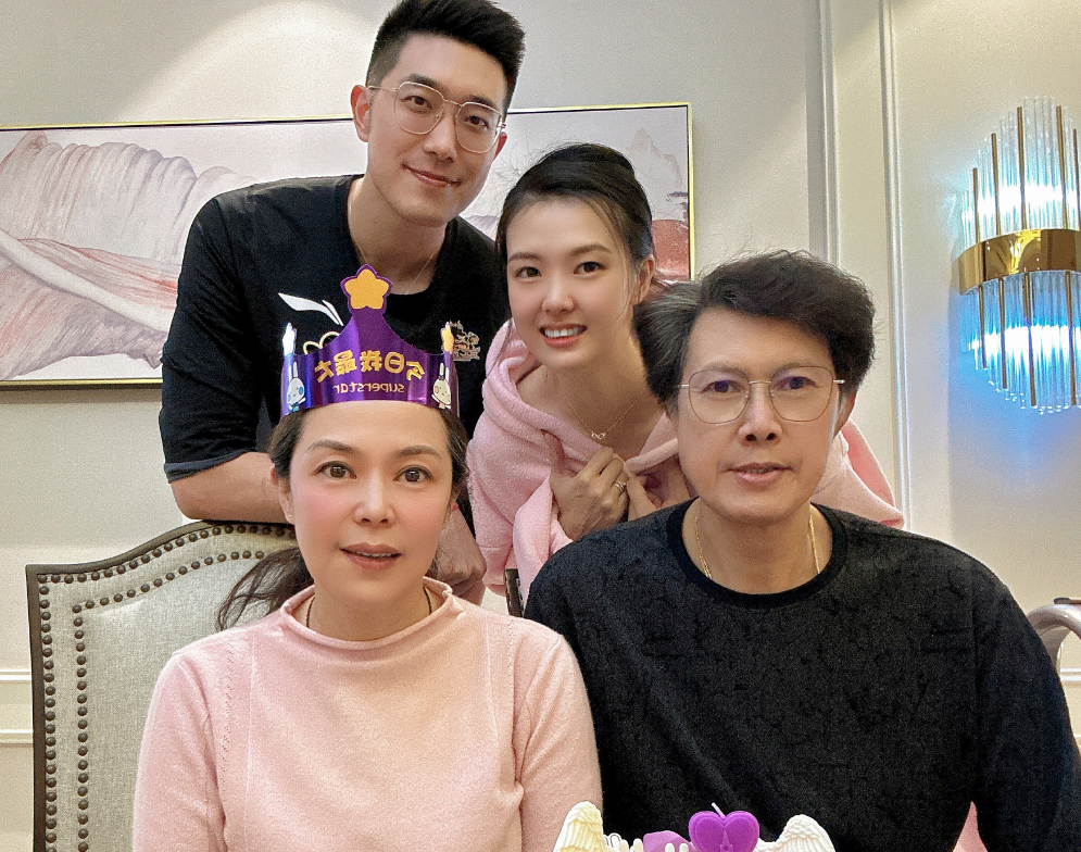 张常宁为母亲庆生妈妈神似关之琳吴冠希到场为丈母娘祝寿