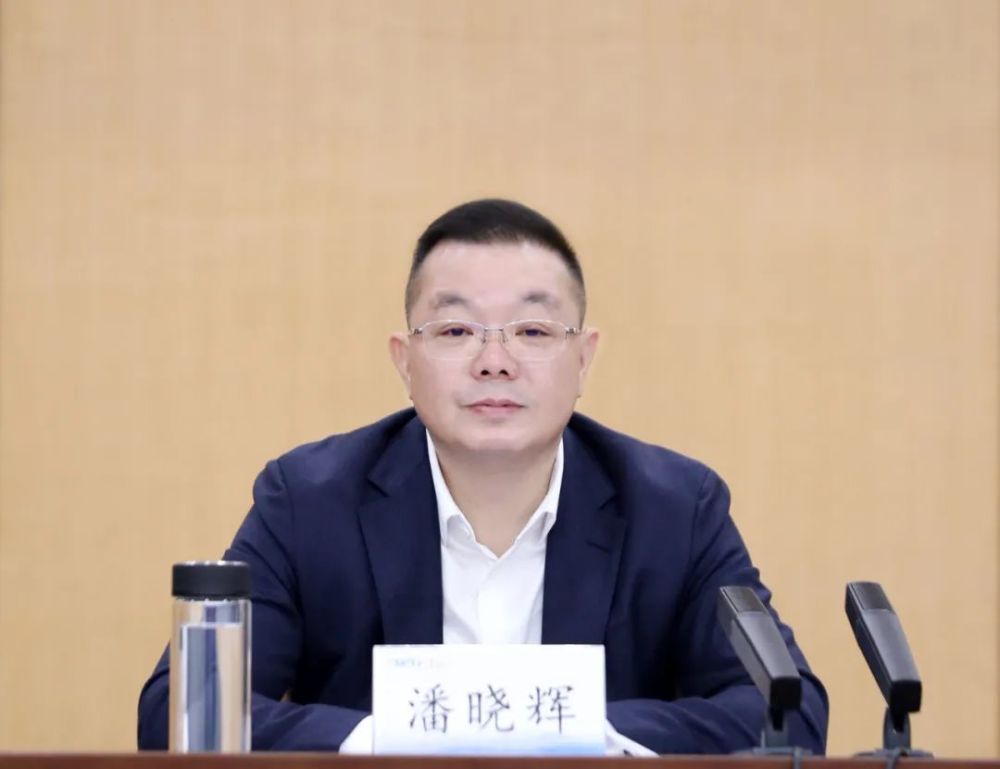 潘晓辉在讲话中充分肯定我县服务业发展取得的成绩
