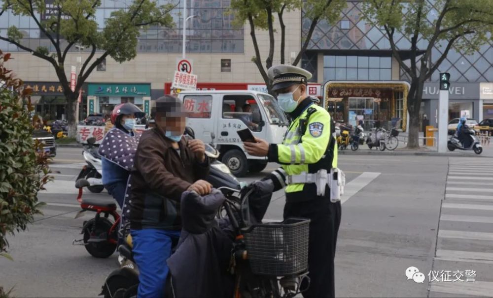 劝导骑乘电动自行车不按规定佩戴安全头盔,违法载人,逆向行驶,闯红灯