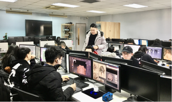 学生参与剑灵、虚幻争霸等游戏制作，这所上海