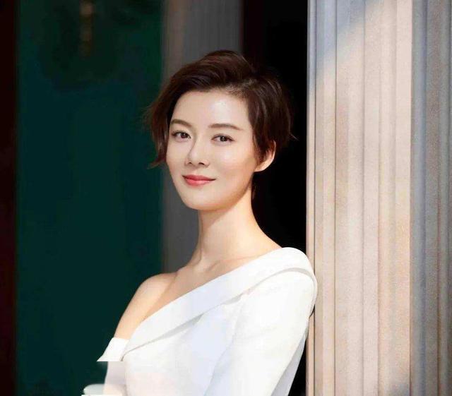 前不久,由车晓主演的电视剧《激浪》很火,紧接着车晓在剧集发布会上