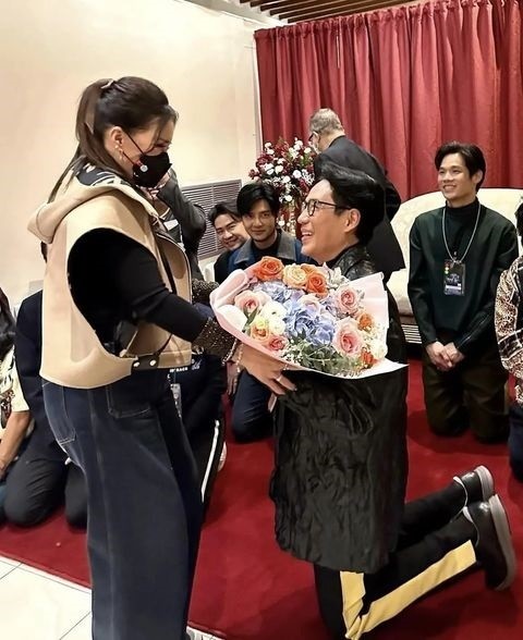 泰国乌汶叻公主和“男神”见面，激动送花，对方双膝跪地接受（组图） - 2