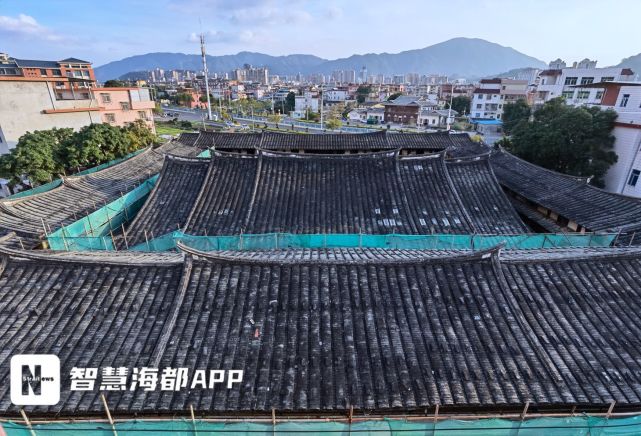 柏油路边上的一片绿油油田地间,我们见到了土楼巽来庄,古朴大方的木门