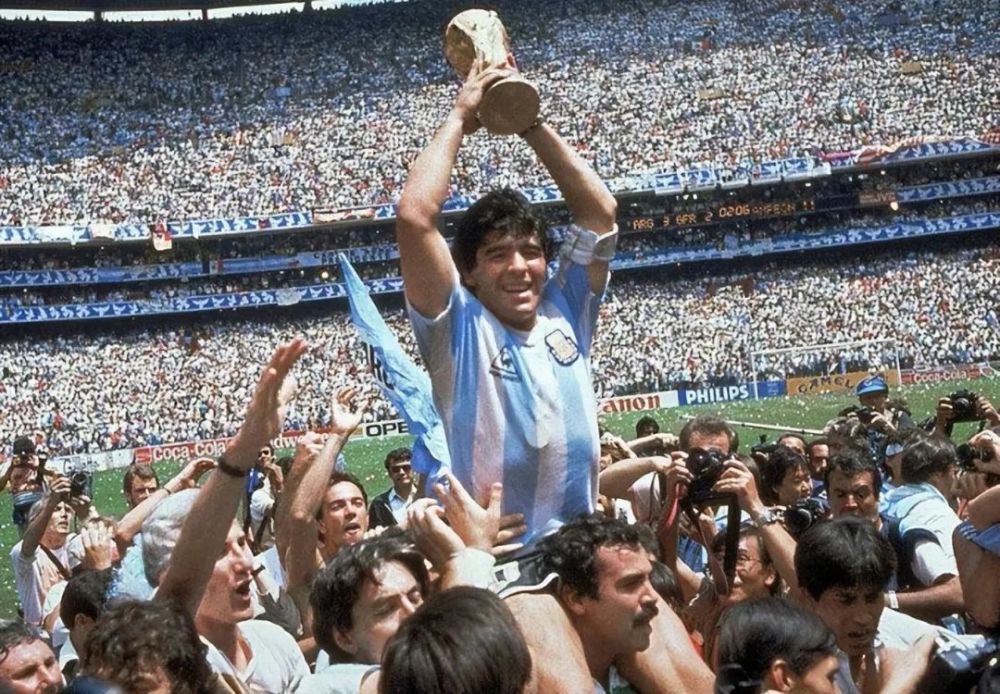1986世界杯,马拉多纳如战神附体,一个人直接带飞了阿根廷全队,并最终