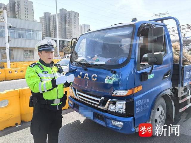 重症病人急需转院急救,南京交警为溧阳救护车开道