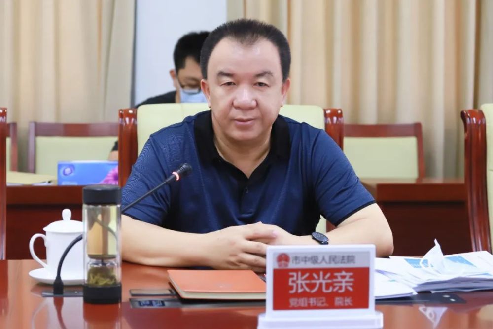 座谈会上,张光亲认真听取了城郊法院关于年终结案,扫