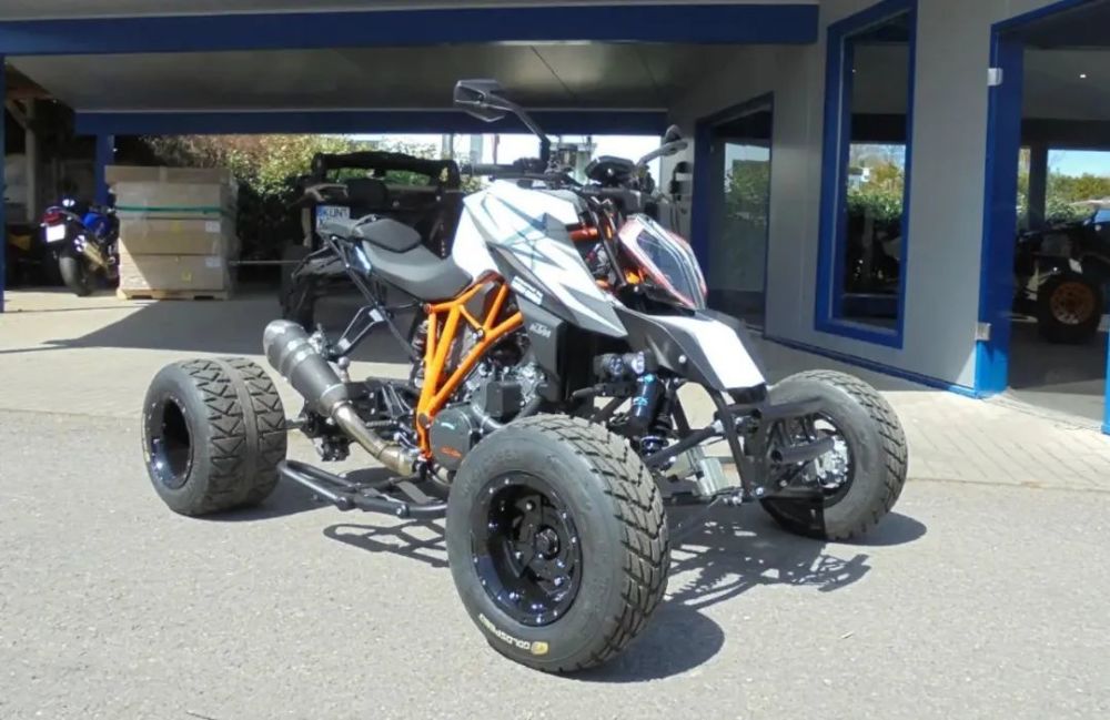 这是一款基于ktm 1290 super duke r的四轮摩托,由e-atv racing制造