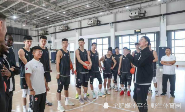 爆,而中国足球甲级联赛也行至赛季末尾,12月6日前后,中国职业篮球联赛
