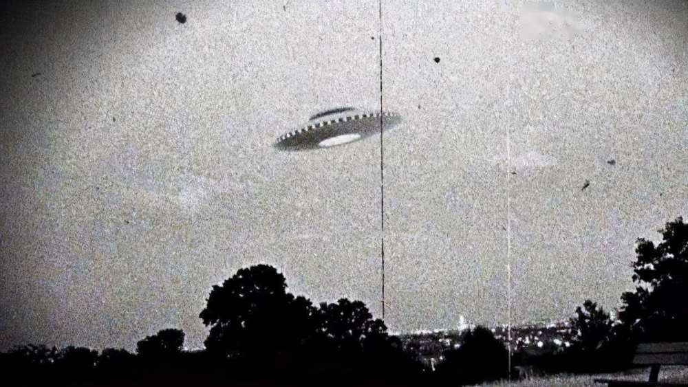 真相公布了苏州夜空出现众多不明发光体随后变幻出七彩云朵