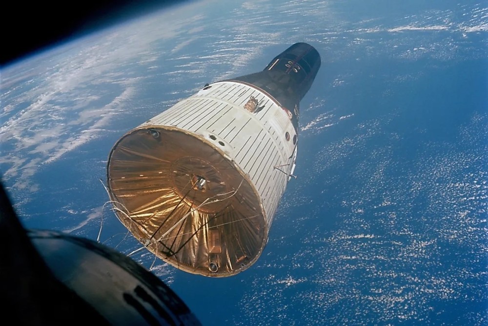 搭乘水星飞船的约翰·格伦在太空阿波罗计划选择载人登月为目标的那
