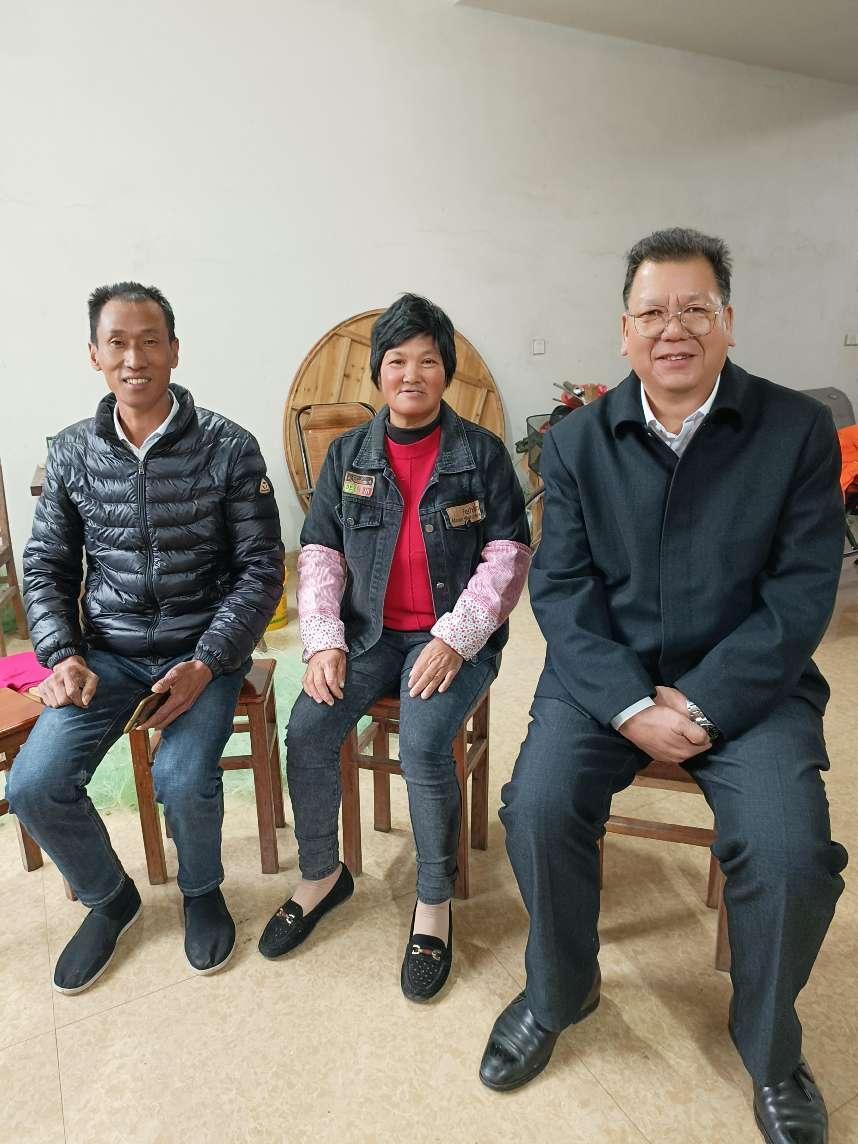中国乡村发展协会虞正国主任(右一)关心和看望 叶德