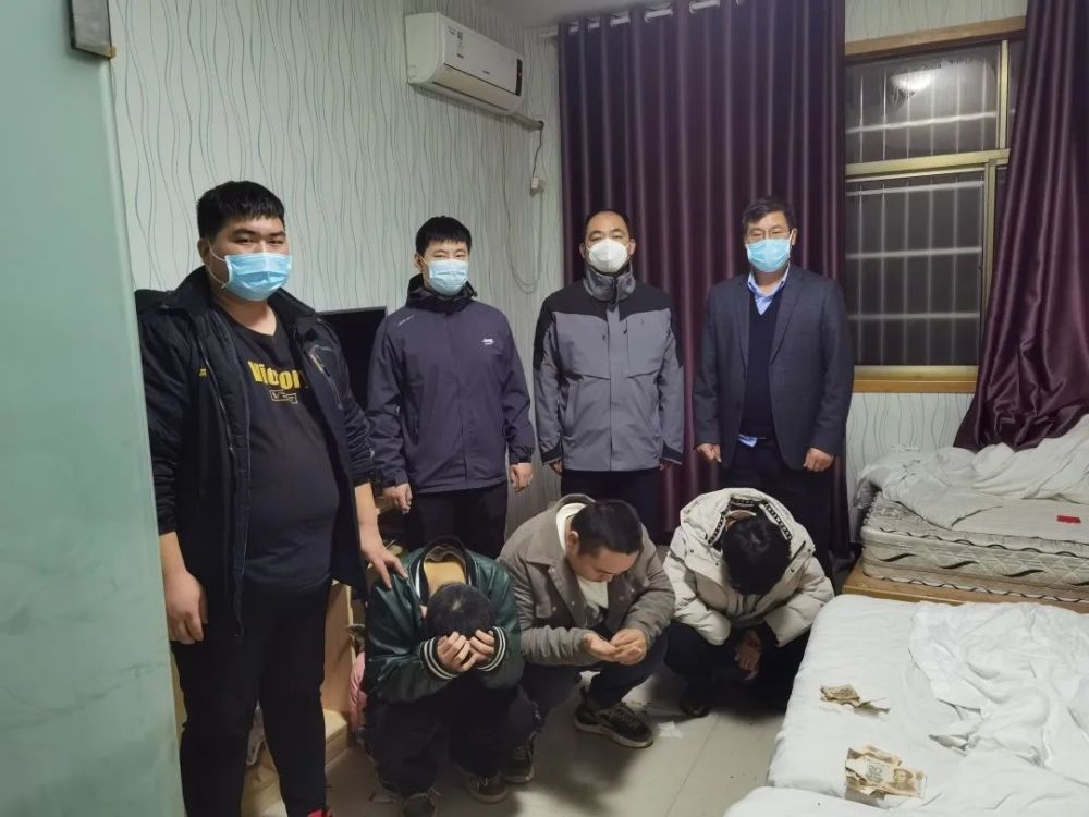鹿邑警方连抓获拉车门盗窃团伙