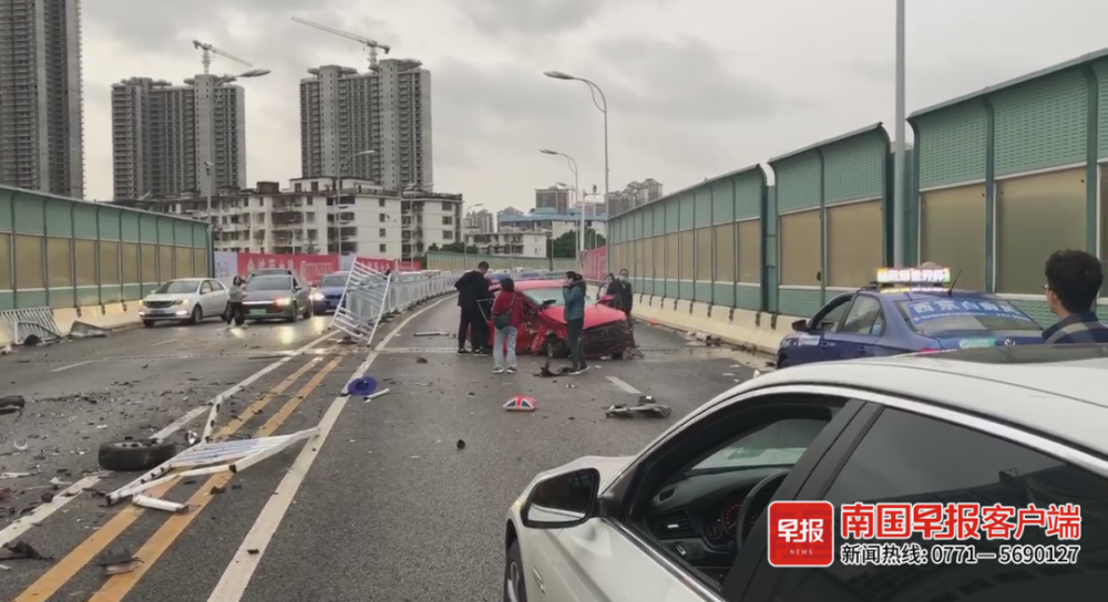 险南宁桃源大桥突发车祸两车损毁严重