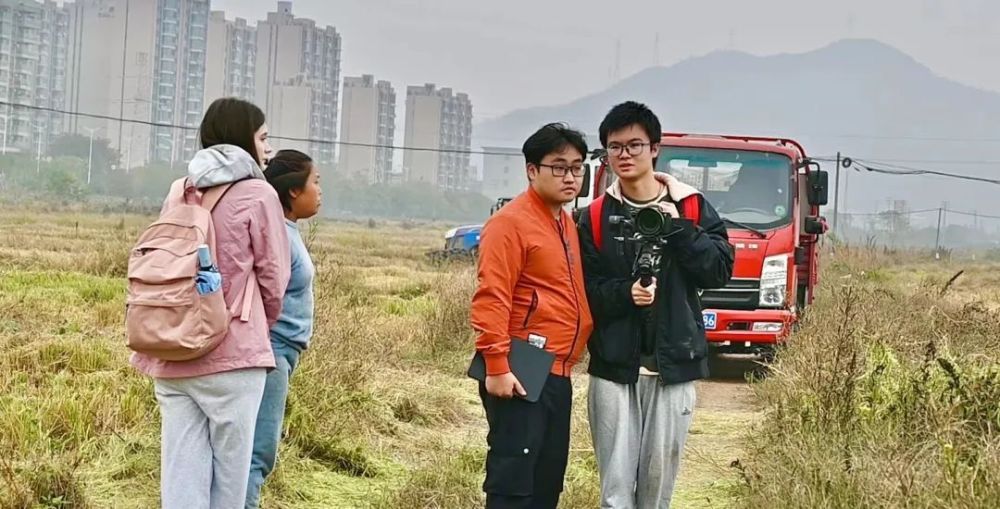 李亚侗江在拍摄过程中,为了跟拍送米的流程,我坐上了送米的卡车.