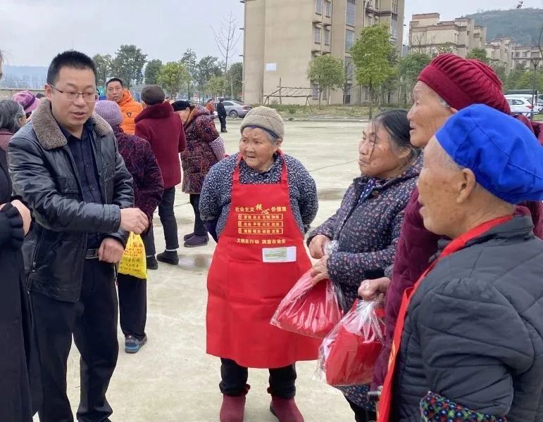 瓮安县委宣传部常务副部长王富刚在大学习大宣讲大宣传大研讨上下功夫