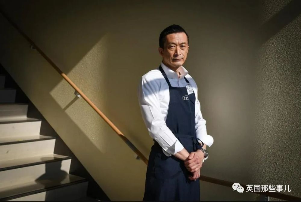 周五的早上,小野穿上笔挺的衬衫,西裤和皮鞋出门了,到了学校,帅气的一