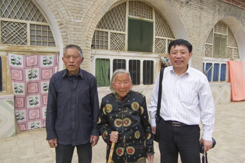 非遗人物∣他把剪纸当女儿杨兆群