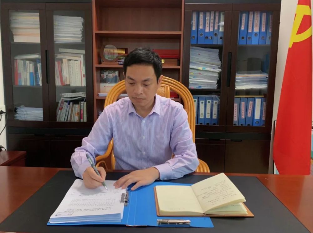 小岞镇党委书记 钱劲松深学细悟 学用贯通 凝聚奋进新征程的磅礴力量