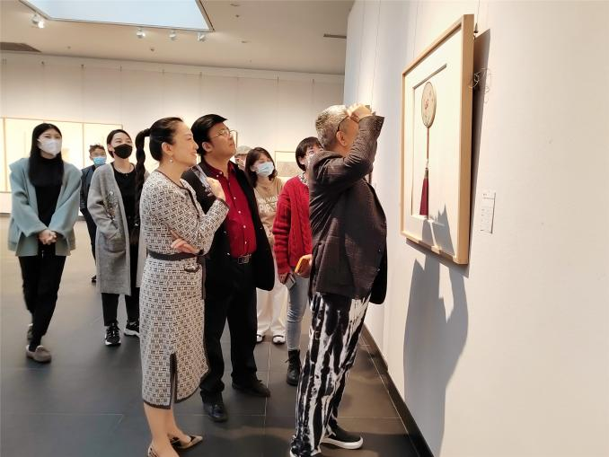 调研专家组与贵州艺术家观展交流现场的贵州画家与调研专家进行了互动