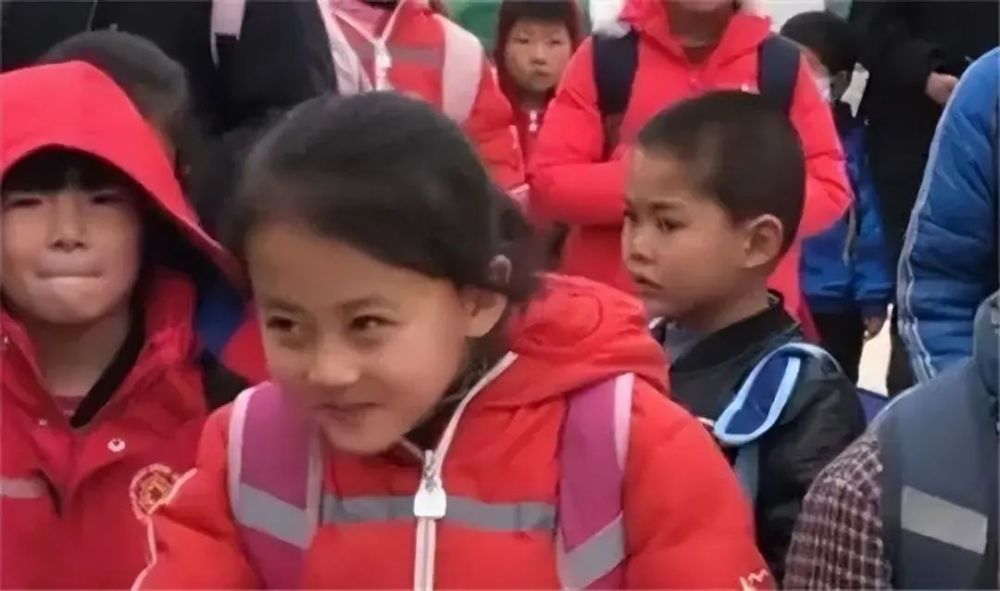 7岁女孩因一张笑脸走红父母拒绝了100万的签约一年后成这样