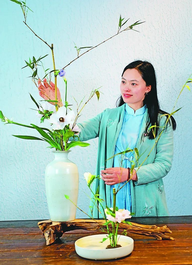 邓纪会,从事插花花艺工作16年,教学12年,培养花艺学员上万人.